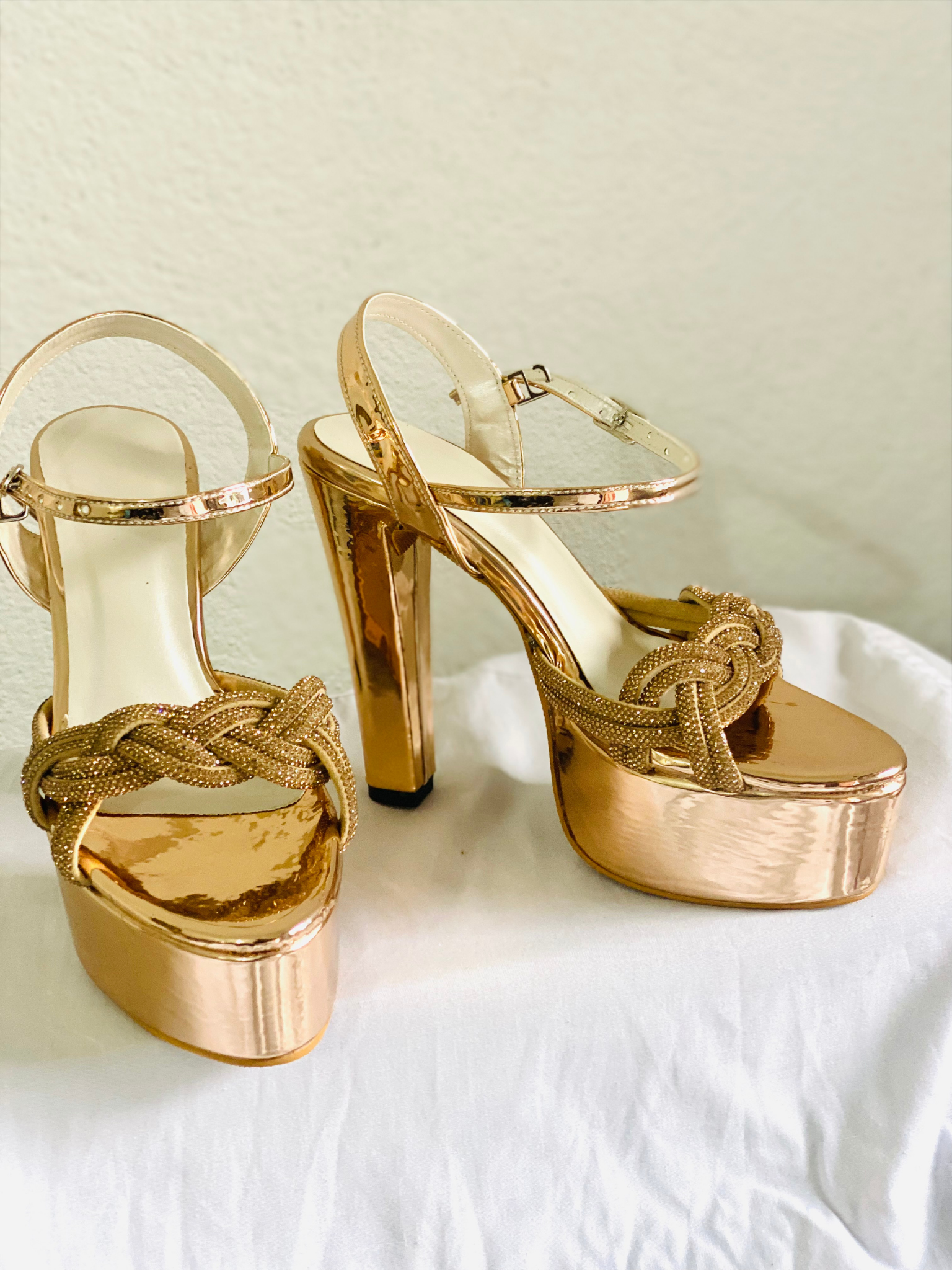 AH5.5-0011 — hand-embroidered gold thread bridal heel